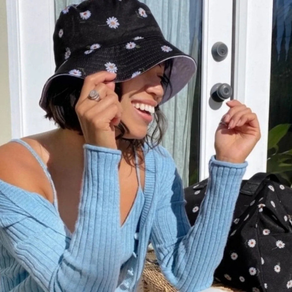 Alice + Olivia Reversible Daisy Printed Bucket Hat​​​​​​​​ - Picture 2 of 3
